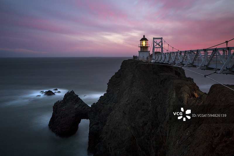 美国加利福尼亚州索萨利托的岩石悬崖上的灯塔图片素材
