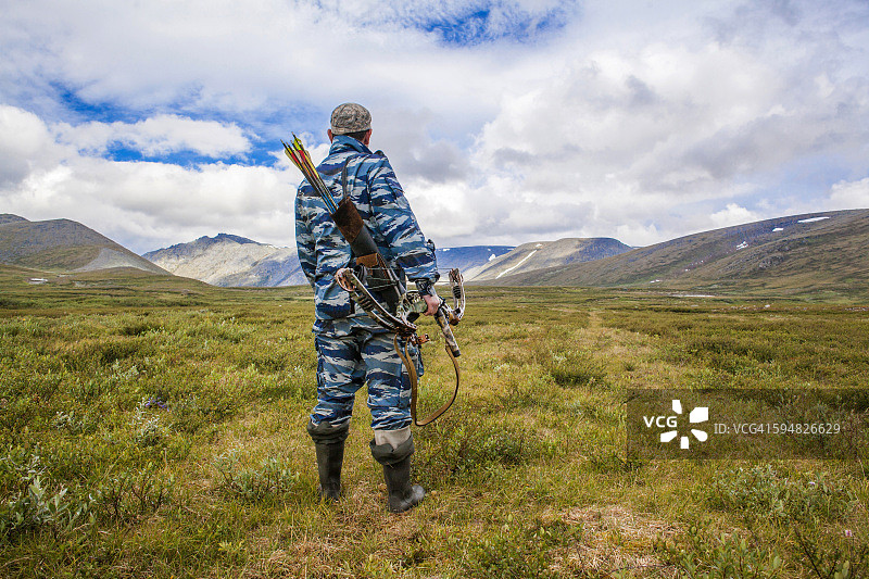 在偏远地区携带十字弓的猎人图片素材