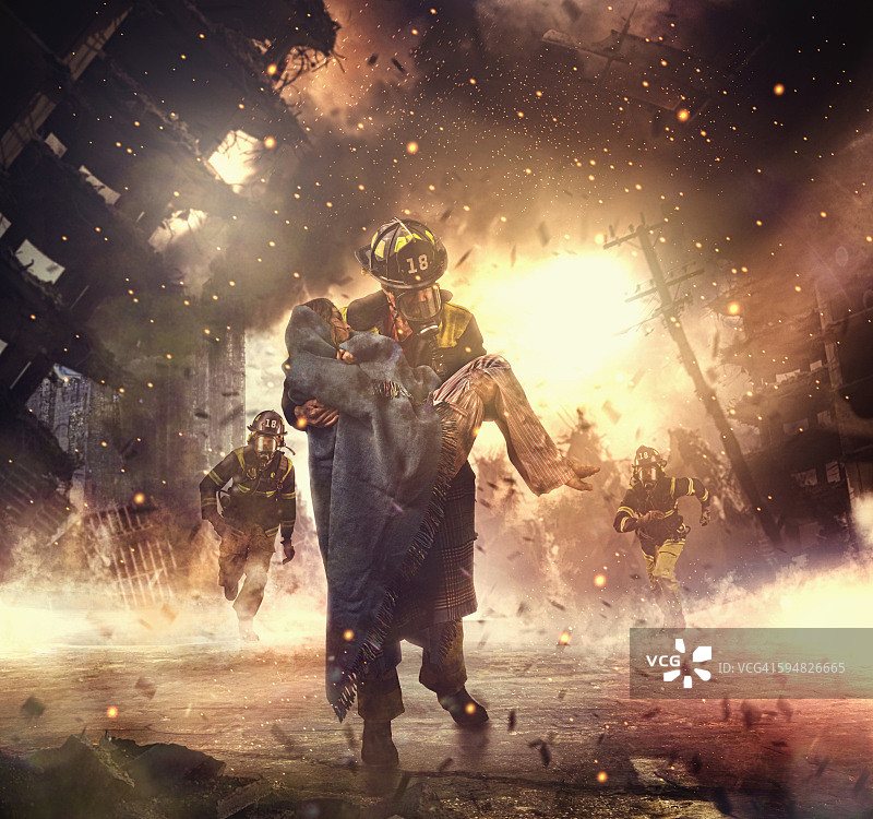 白人消防员在燃烧的建筑物中营救男孩图片素材