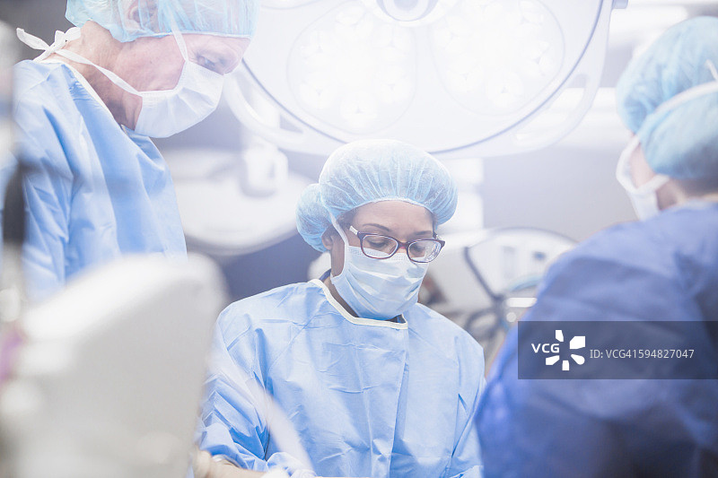外科医生在手术室工作图片素材