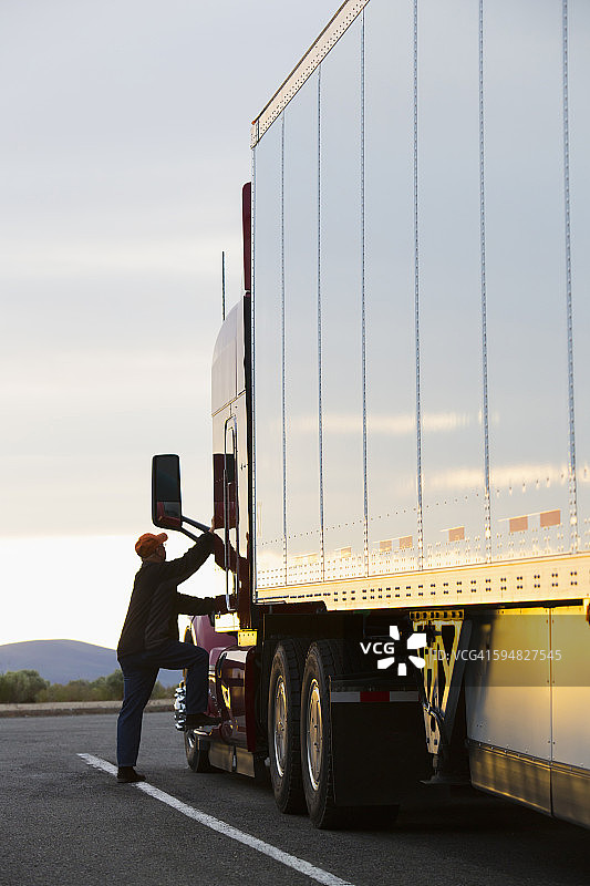 白人男子爬进卡车图片素材