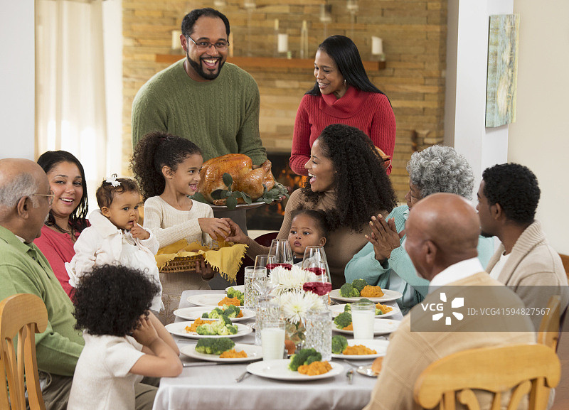 一家人享用感恩节晚餐图片素材