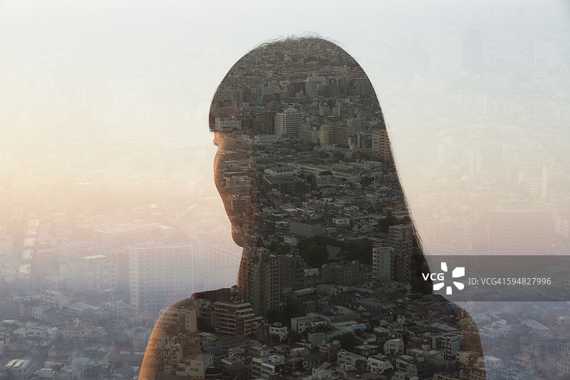 双重曝光：女人与城市景观图片素材