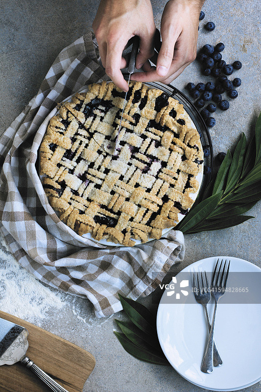 白人男子切蓝莓派图片素材