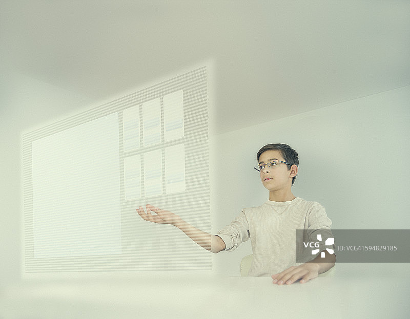 使用全息屏幕的混血男孩图片素材