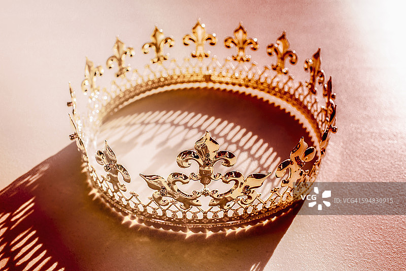 皇冠和阴影的俯视照片图片素材