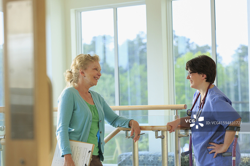 患有脑瘫的护士在诊所与管理部门核对病人记录图片素材