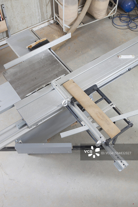 车间滑动台锯上的木材俯视图片素材