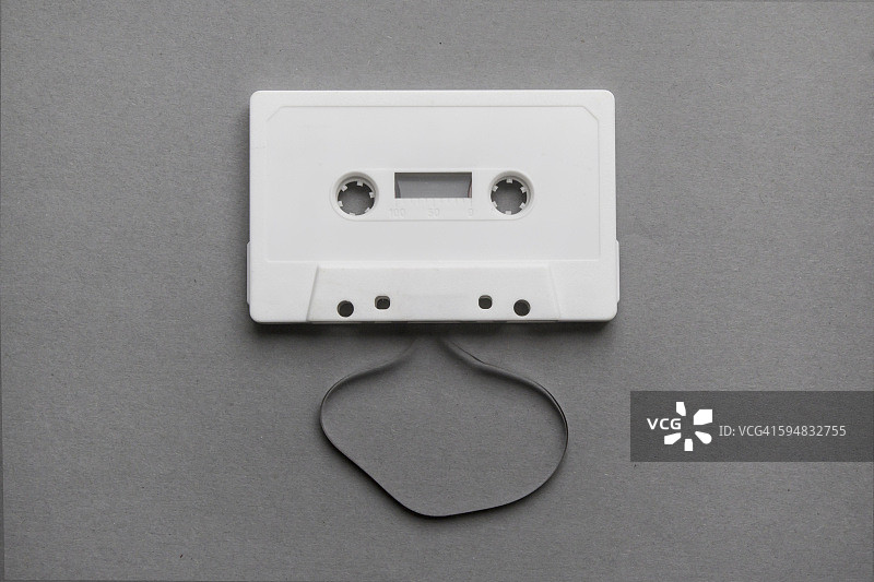 灰色背景下的盒式磁带俯视图图片素材