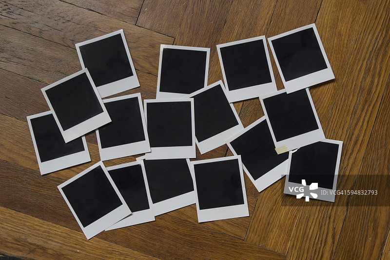 木桌上的空白拍立得照片图片素材