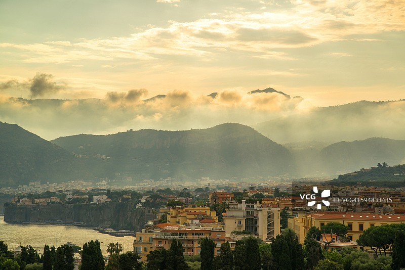 意大利坎帕尼亚索伦托的黎明城市景观图片素材