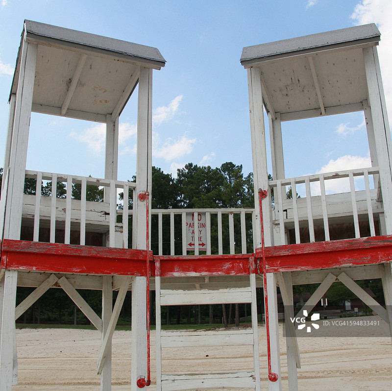 海滩上的两个救生员塔图片素材