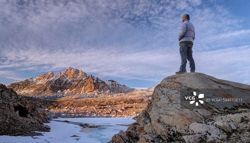 男人看着汉弗莱斯山，位于美国加利福尼亚州内华达山脉图片素材
