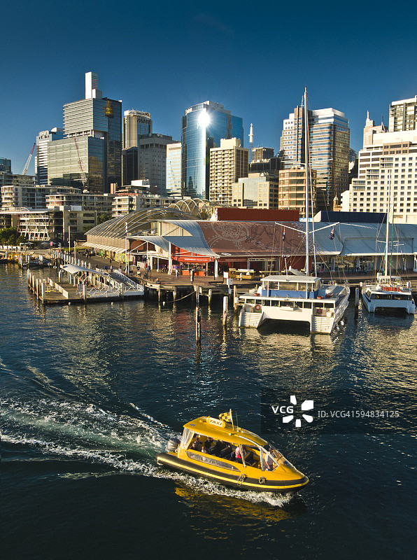 澳大利亚悉尼情人港的水上出租车图片素材