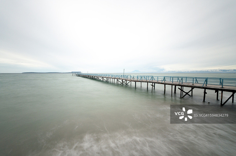 马来西亚沙巴州瓜拉班尤的木制码头图片素材