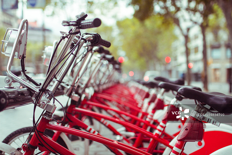西班牙巴塞罗那自行车租赁站的成排自行车图片素材