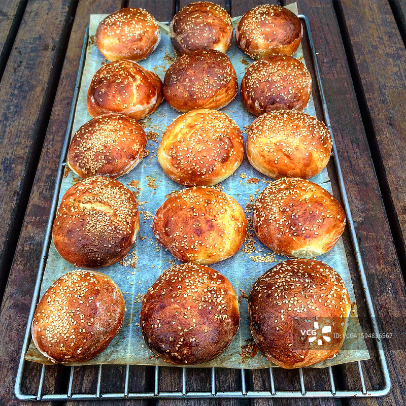 金属丝架上的面包卷图片素材