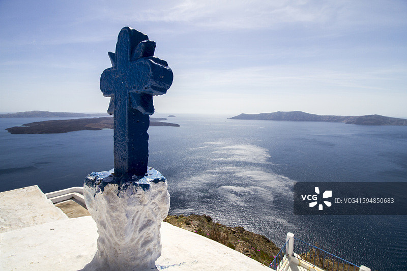 沿海教堂屋顶上的基督教十字架图片素材