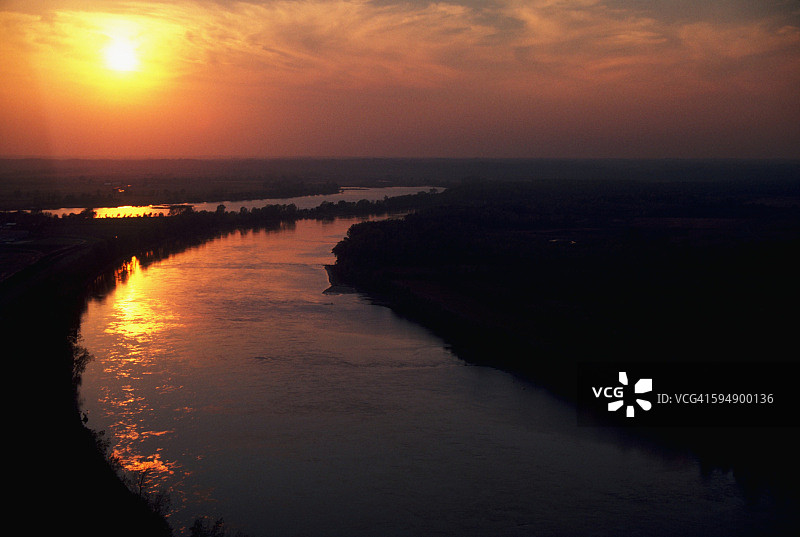 阳光照耀下的密苏里河图片素材