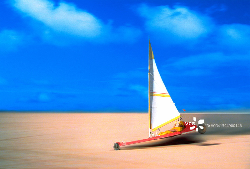 在干涸的湖床上玩陆地帆船图片素材