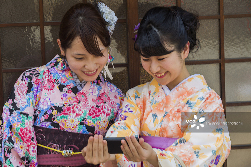 穿和服的日本少女在京都自拍图片素材