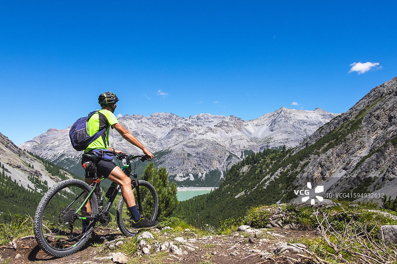 骑山地自行车的徒步旅行者图片素材