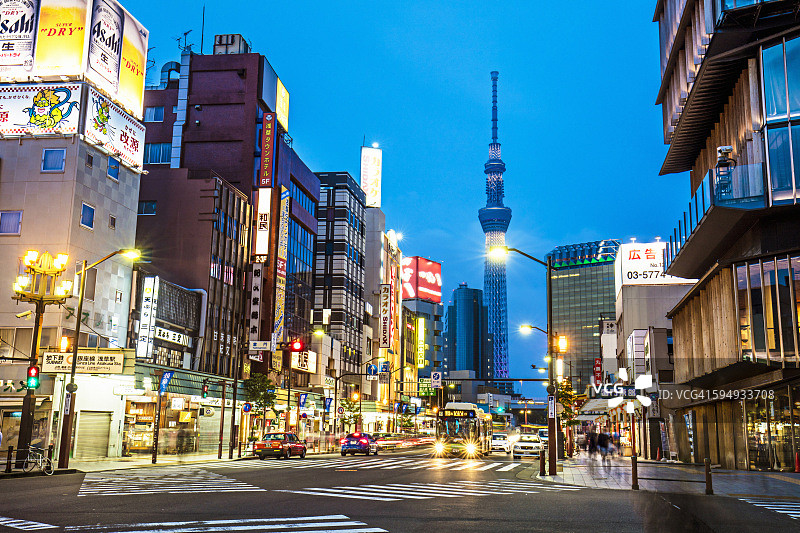 暮色下的浅草街道与东京晴空塔图片素材