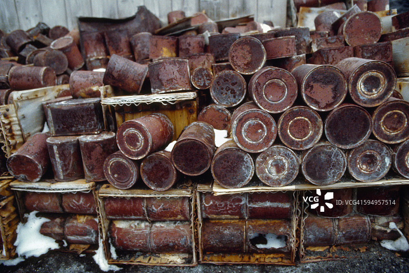 尼姆罗德探险小屋的锈蚀桶图片素材