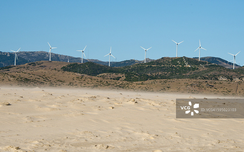沙地景观上的风力涡轮机图片素材