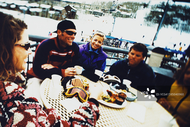 朋友们在滑雪胜地用餐图片素材