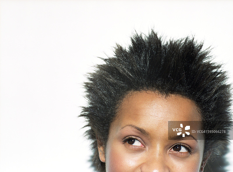 抬头仰望的女人图片素材