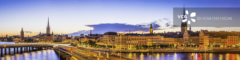斯德哥尔摩市政厅和老城区的日落夜景图片素材