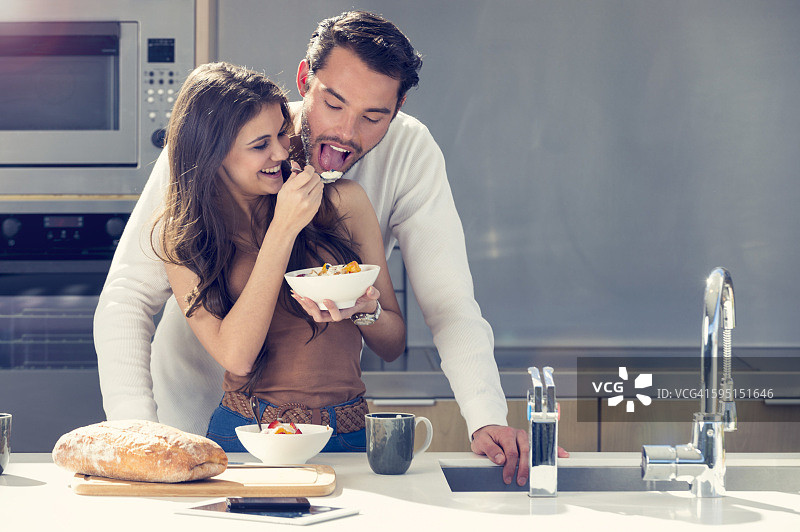 情侣愉快地享用早餐图片素材