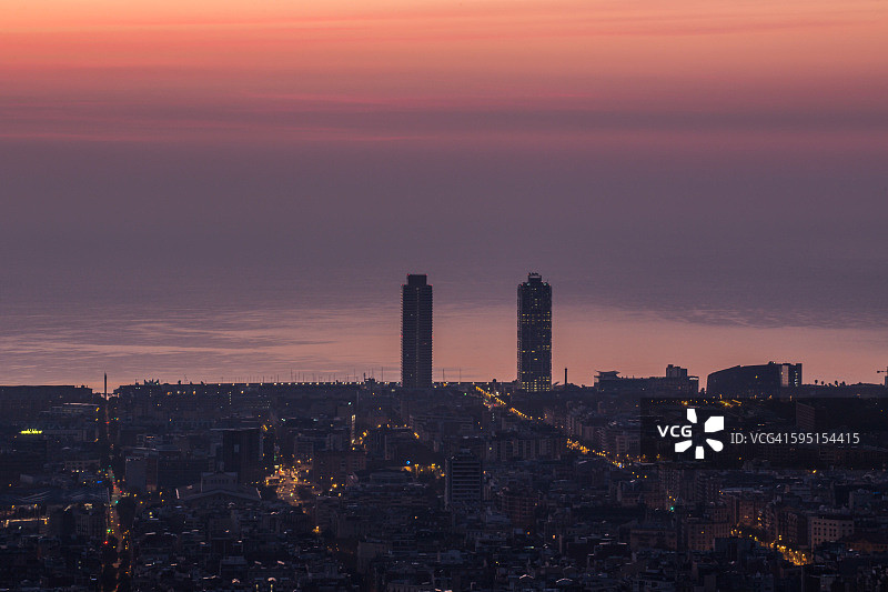 日出时分的巴塞罗那城市景观图片素材