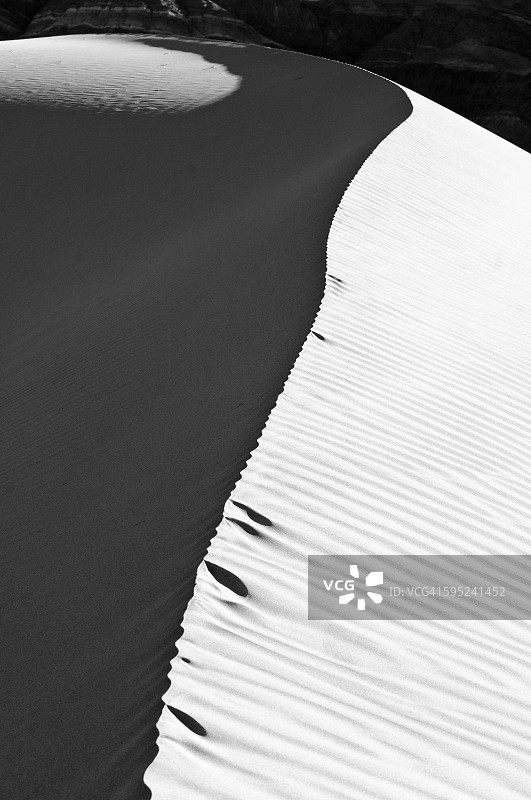 日出时的沙丘脊图片素材