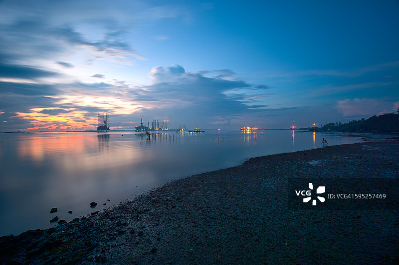 黎明时的石油供应船和钻井平台图片素材