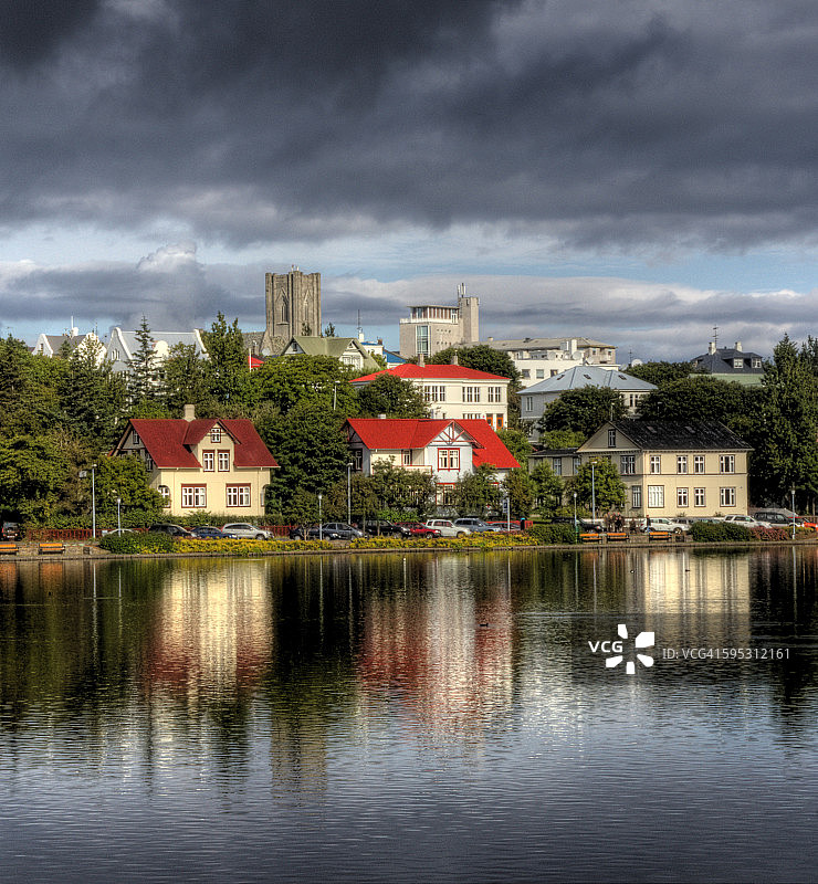 雷克雅未克市中心池塘老城区倒影图片素材