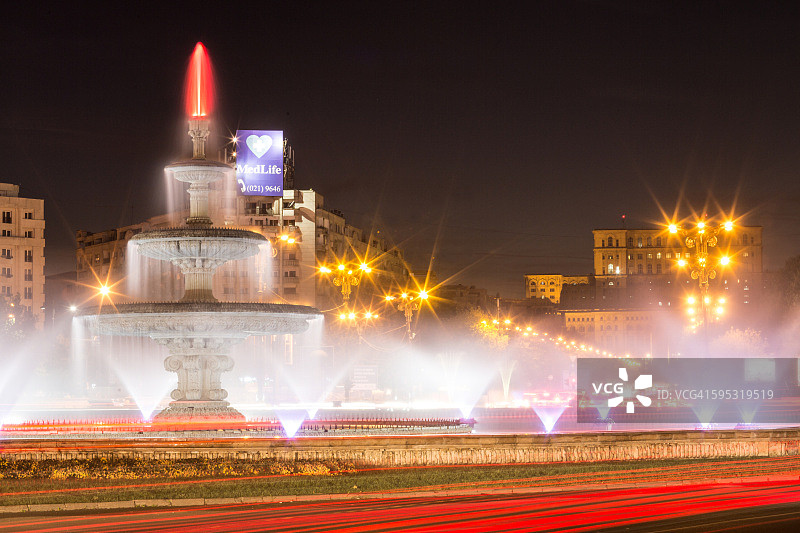 布加勒斯特议会宫夜间喷泉图片素材