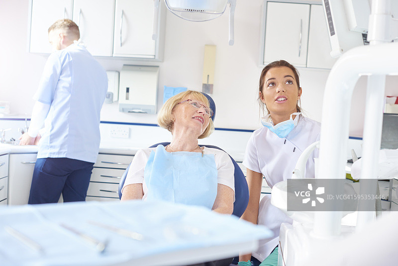 牙科护士向患者解释手术过程图片素材