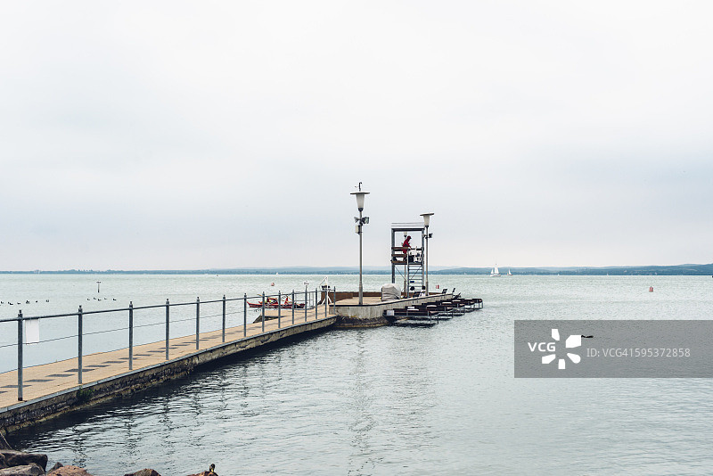巴拉顿湖上的救生塔码头图片素材