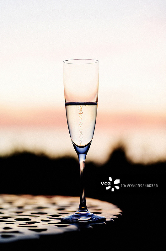 香槟酒杯后的日落图片素材