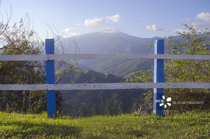 山间田野上的木栅栏图片素材