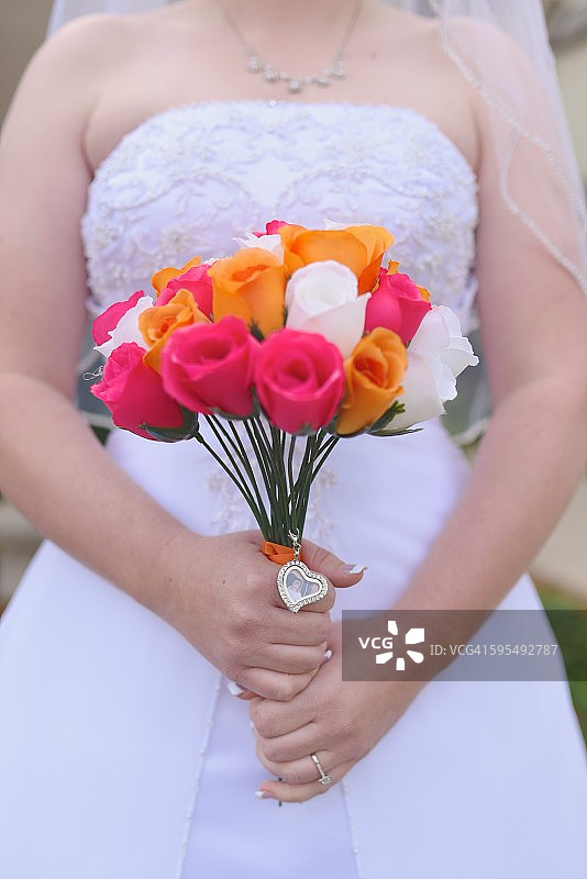 粉色和橙色新娘捧花图片素材