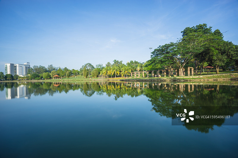 城市自然及其倒影图片素材