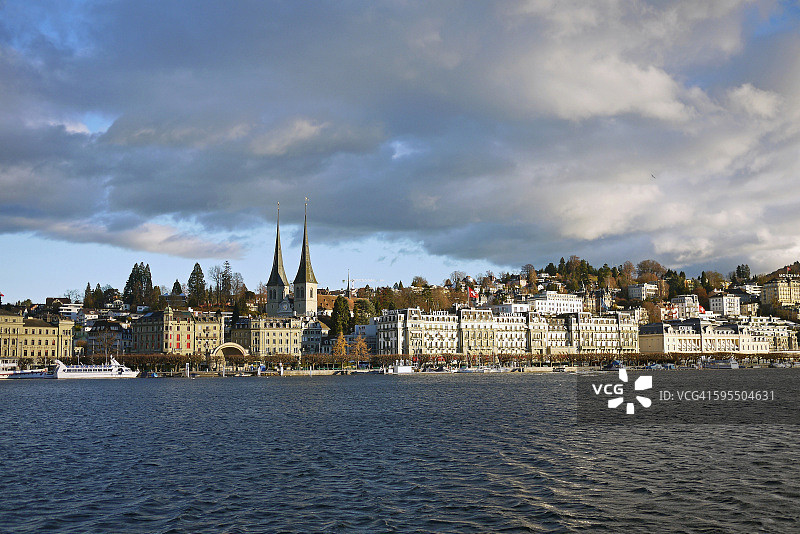 戏剧性天空下的卢塞恩天际线图片素材