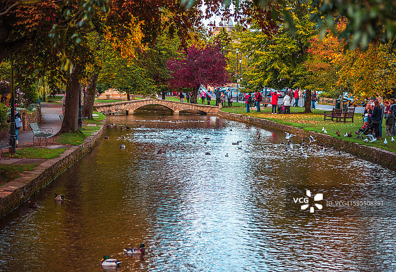 科茨沃尔德温德拉什河上的桥梁图片素材