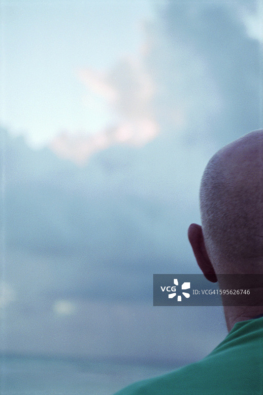 男人的光头和云朵，后视图图片素材