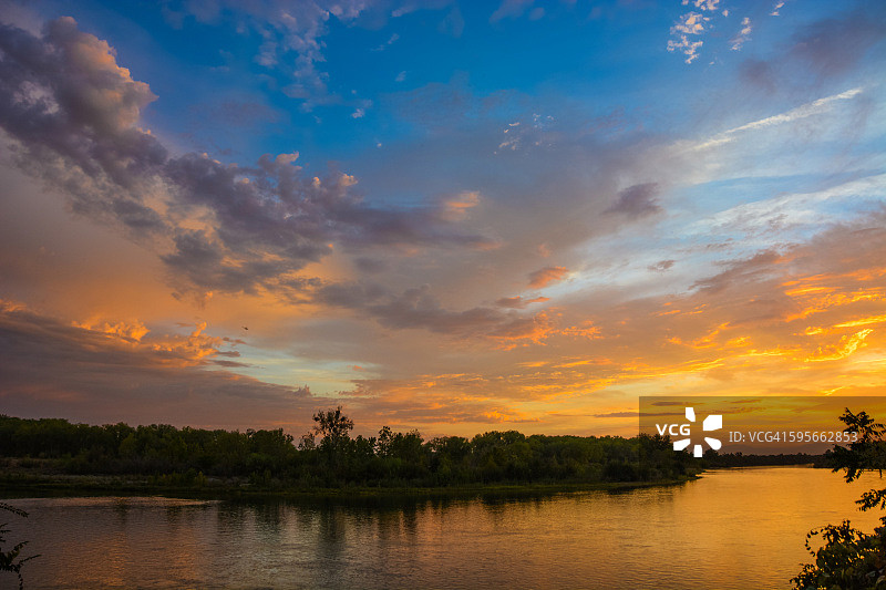 日落时分美丽的云彩映衬着河流图片素材