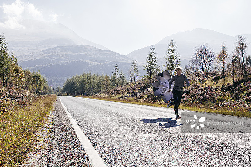 男子在苏格兰高地用速度伞训练图片素材
