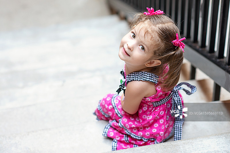 小女孩回头看图片素材